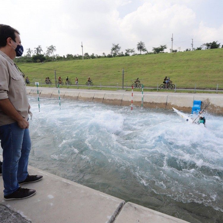 O prefeito do Rio, Eduardo Paes compareceu a inaugura&ccedil;&atilde;o da escolinha de canoagem do Parque Ol&iacute;mpico de Deodoro, na manh&atilde; deste s&aacute;bado (13)