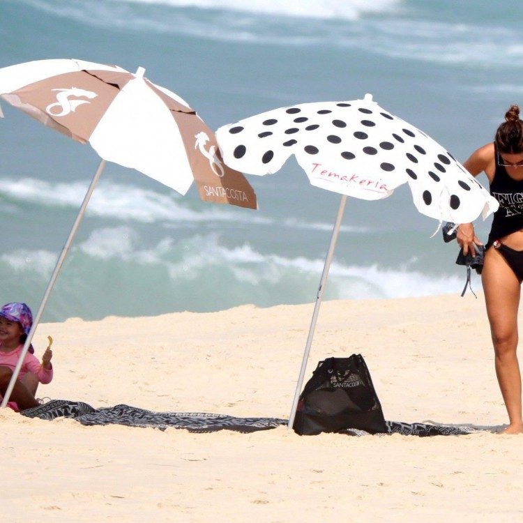 D&eacute;bora Nascimento se diverte com a filha na praia