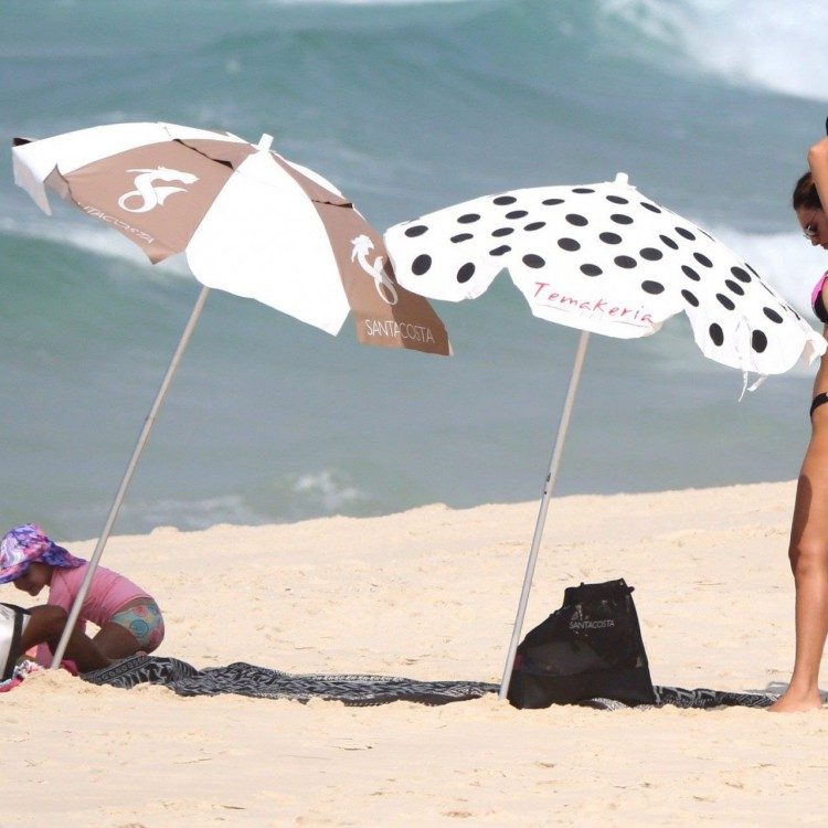 D&eacute;bora Nascimento se diverte com a filha na praia