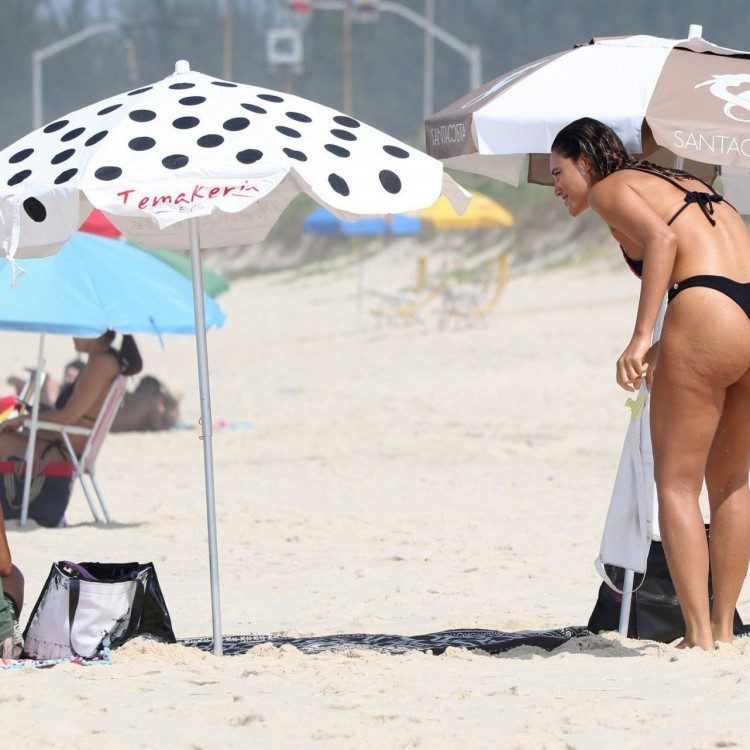 D&eacute;bora Nascimento se diverte com a filha na praia