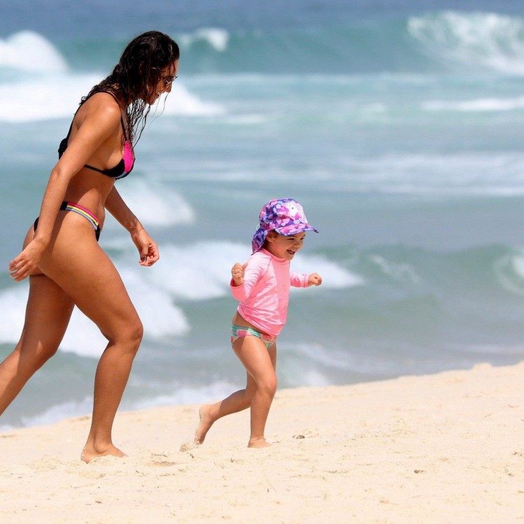 D&eacute;bora Nascimento se diverte com a filha na praia