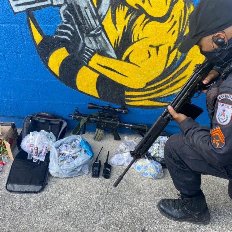 Um suspeito acabou sendo ferido depois de atacar policiais militares do 41&ordm; BPM que passavam em um dos acessos do Complexo do Chapad&atilde;o, na Pavuna. Com ele, um fuzil, r&aacute;dios transmissores e drogas foram apreendidos