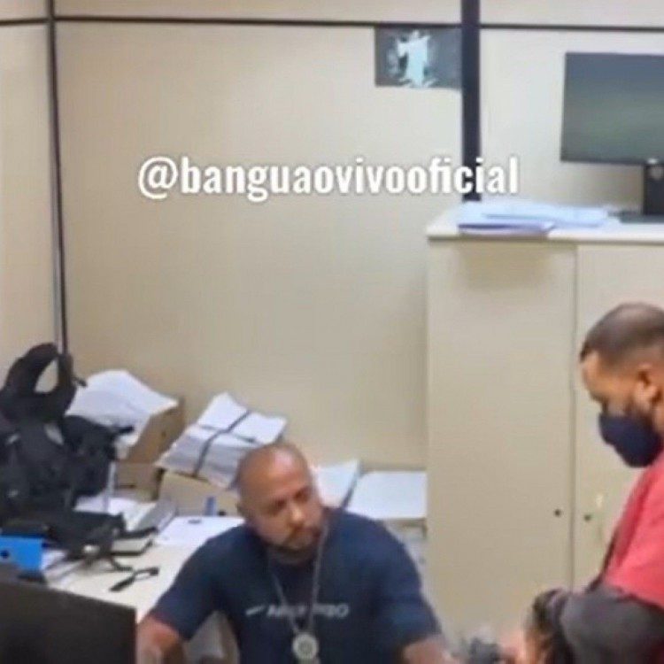 Momento em que o suspeito entre a propina ao policial