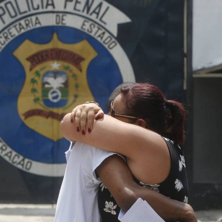 Policia - O musico Vando dos Santos, preso injustamente ha dois anos e sete meses, em Nova Igua&Atilde;&Acirc;&sect;u, na Baixada Fluminense, deixou o presidio Evaristo de Moraes, em Sao Cristovao, zona norte do Rio, na manha de hje. O pagodeiro e acusado de latrocinio, mas os familiares contam que no momento do crime ele tocava em uma casa de shows. Na foto, Vando dos Santos Bernardo, com a advogada, Martha Teles Dias.