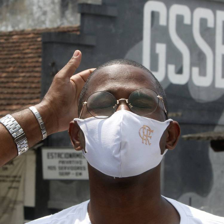 Policia - O musico Vando dos Santos, preso injustamente ha dois anos e sete meses, em Nova Igua&ccedil;u, na Baixada Fluminense, deixou o presidio Evaristo de Moraes, em Sao Cristovao, zona norte do Rio, na manha de hje. O pagodeiro e acusado de latrocinio, mas os familiares contam que no momento do crime ele tocava em uma casa de shows. Na foto, Na foto, Vando dos Santos Bernardo.