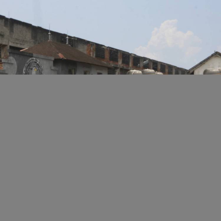 Policia - O musico Vando dos Santos, preso injustamente ha dois anos e sete meses, em Nova Igua&ccedil;u, na Baixada Fluminense, deixou o presidio Evaristo de Moraes, em Sao Cristovao, zona norte do Rio, na manha de hje. O pagodeiro e acusado de latrocinio, mas os familiares contam que no momento do crime ele tocava em uma casa de shows. Na foto, Na foto, Vando dos Santos Bernardo.