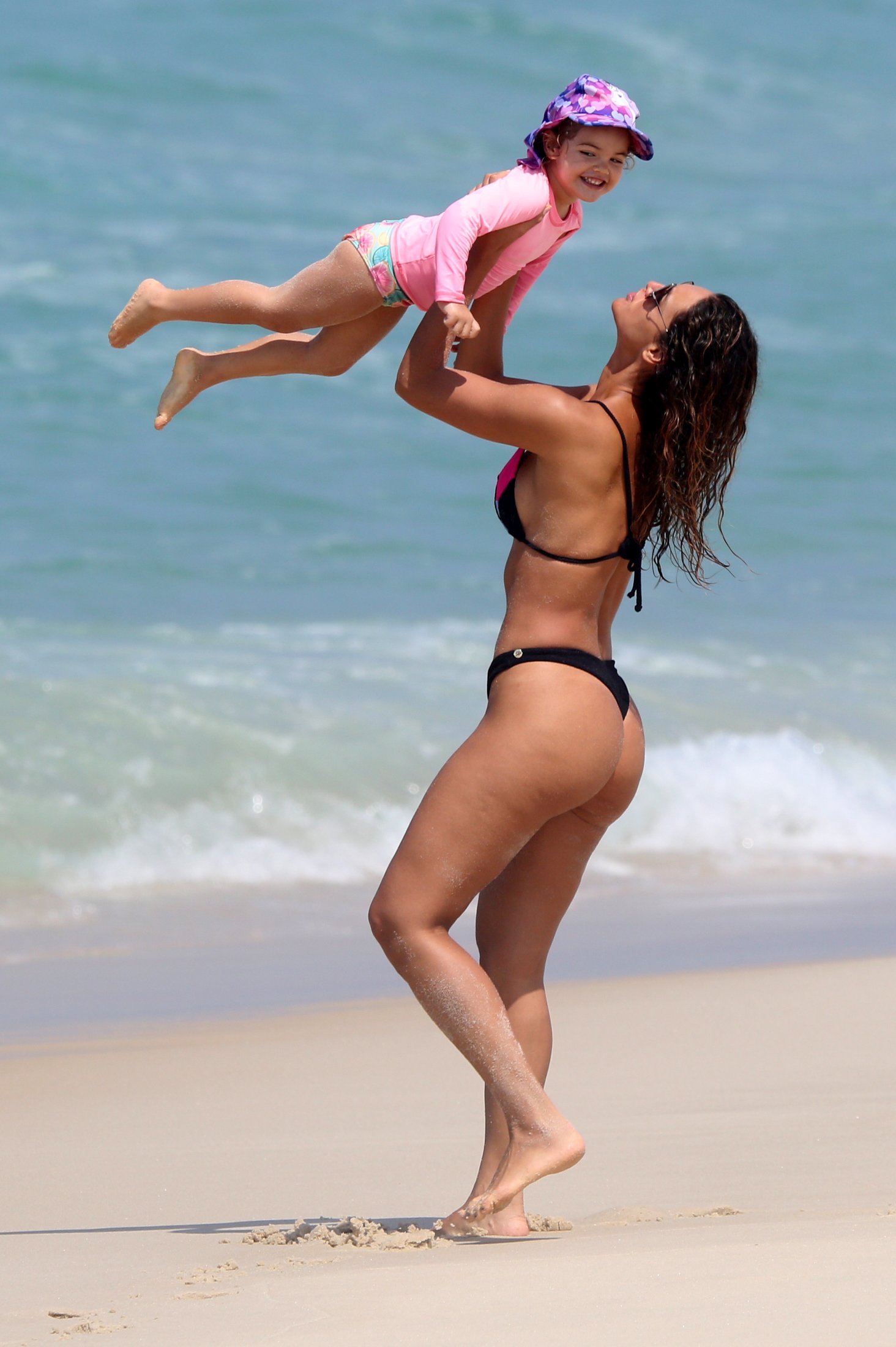 Débora Nascimento se diverte com a filha na praia - André Freitas / Ag. News