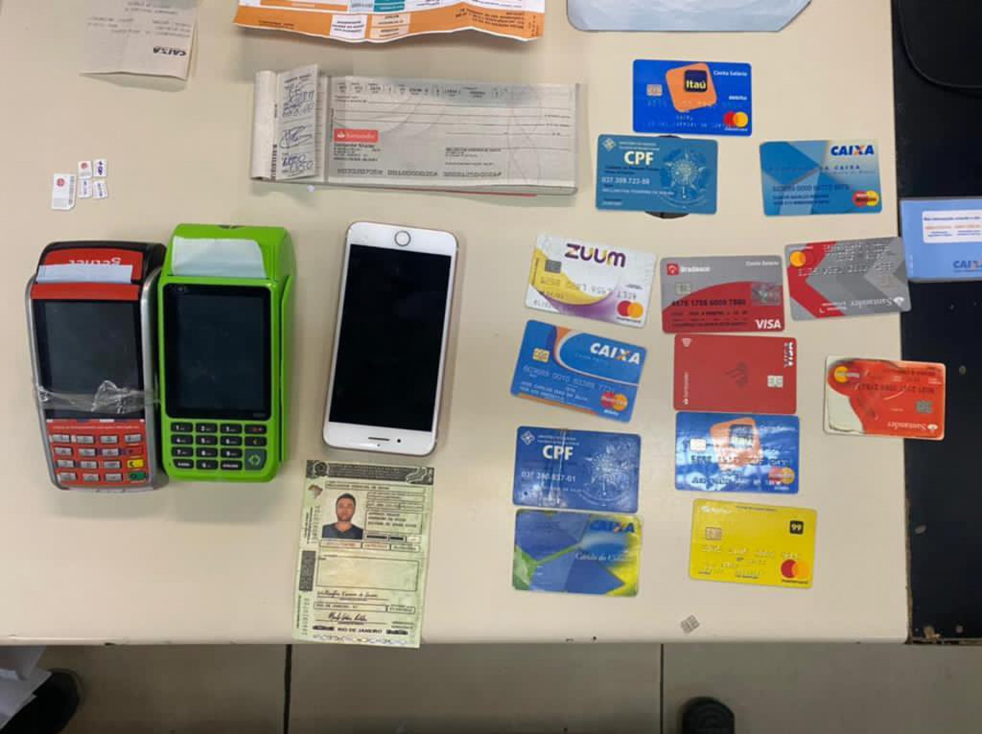 Material apreendido com o estelionatário. - PCERJ