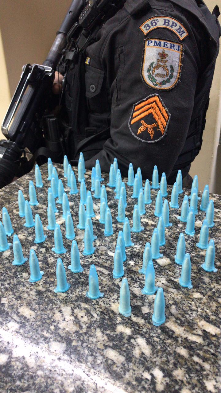 O caso foi apresentado &agrave; 136&ordf; DP sendo o envolvido autuado com base no artigo 33 da Lei 11.343/06.