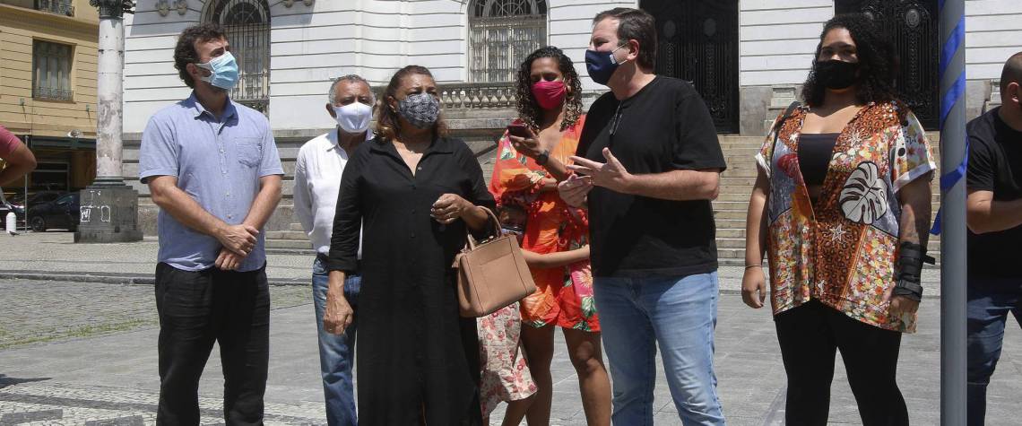 Geral - Prefeito Eduardo Paes, inaugura placa em homenagem a vereadora Marielle Franco, na Cinelancia, centro do Rio. O evento conta com a presen&ccedil;a de politicos e familiares da vereadora assassinada ha tres anos. Entre os presentes estao, a esquerda, o deputado federal, Marcelo Freixo, Antonio Francisco da Silva Neto e Dona Marinete da Silva ( vestido preto e bolsa marrom ), pai e mae de Marielle, Anielle Franco, irm&atilde; da vereadora, o prefeito do Rio, Eduardo Paes, Luyara Santos, blusa estampada e cal&ccedil;a preta, filha da vereadora, o presidente da camara dos veradores, Carlo Caiado ( blusa polo branca e cal&ccedil;a jeans, a direita ), entre outros..