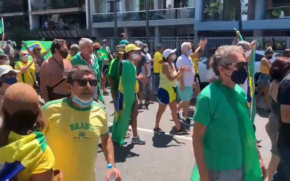 Manifesta&ccedil;&otilde;es em Copacabana contra o lockdown e com cr&iacute;ticas ao STF foram marcadas por aglomera&ccedil;&otilde;es e falta de uso de m&aacute;scaras - WhatsApp O DIA (98762-8248)