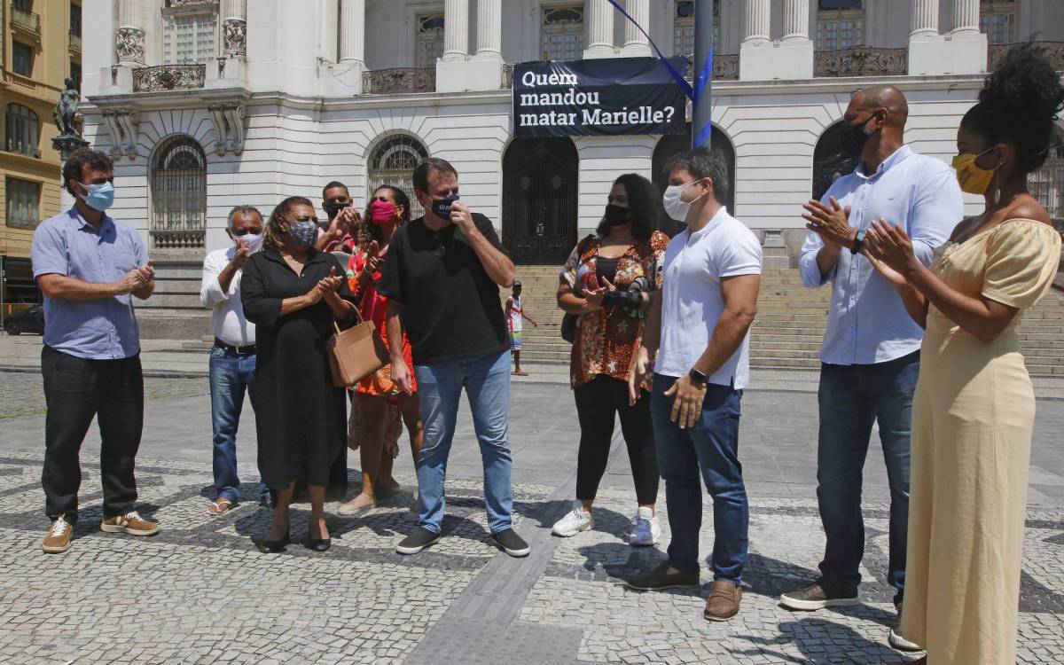 Geral - Prefeito Eduardo Paes, inaugura placa em homenagem a vereadora Marielle Franco, na Cinelancia, centro do Rio. O evento conta com a presen&ccedil;a de politicos e familiares da vereadora assassinada ha tres anos. Entre os presentes estao, a esquerda, o deputado federal, Marcelo Freixo, Antonio Francisco da Silva Neto e Dona Marinete da Silva ( vestido preto e bolsa marrom ), pai e mae de Marielle, Anielle Franco, irm&atilde; da vereadora, o prefeito do Rio, Eduardo Paes, Luyara Santos, blusa estampada e cal&ccedil;a preta, filha da vereadora, o presidente da camara dos veradores, Carlo Caiado ( blusa polo branca e cal&ccedil;a jeans, a direita ), entre outros..
