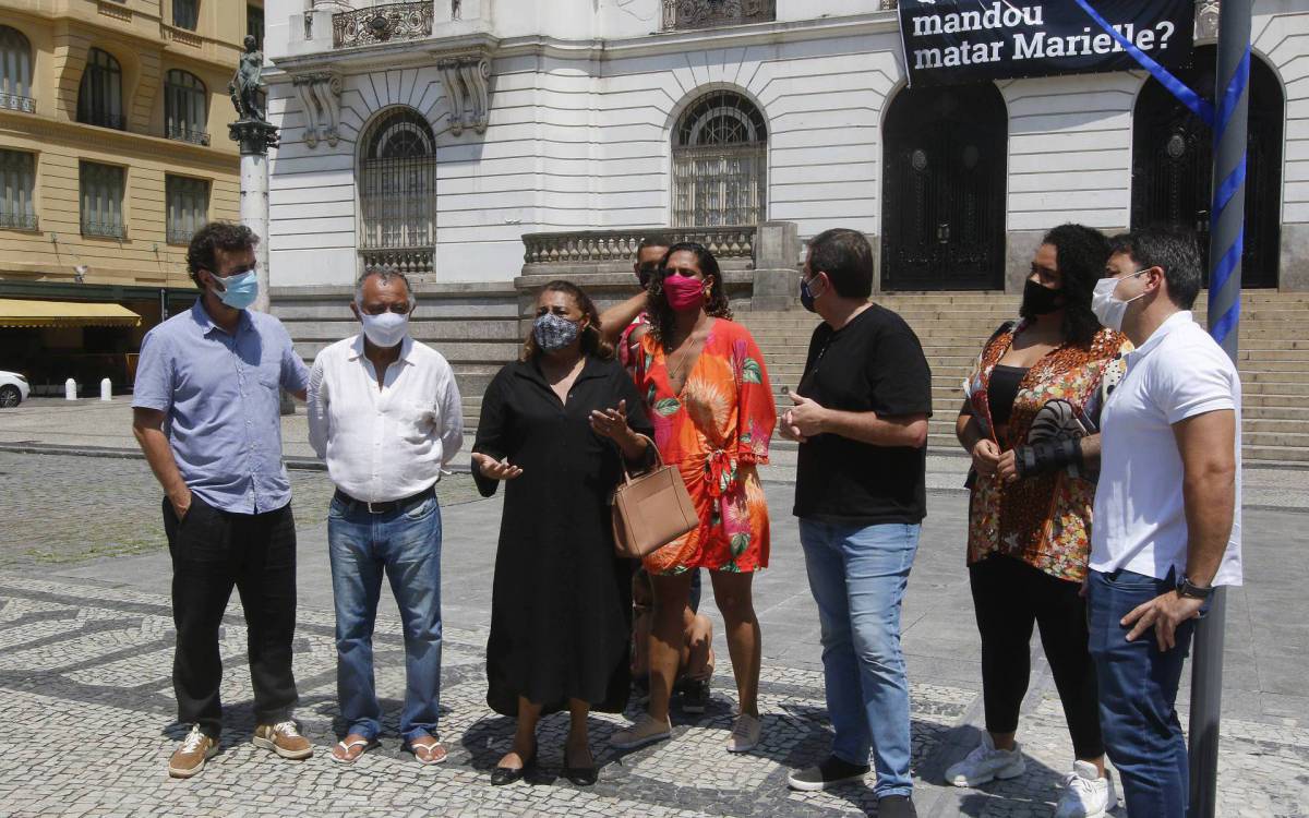 Geral - Prefeito Eduardo Paes, inaugura placa em homenagem a vereadora Marielle Franco, na Cinelancia, centro do Rio. O evento conta com a presen&ccedil;a de politicos e familiares da vereadora assassinada ha tres anos. Entre os presentes estao, a esquerda, o deputado federal, Marcelo Freixo, Antonio Francisco da Silva Neto e Dona Marinete da Silva ( vestido preto e bolsa marrom ), pai e mae de Marielle, Anielle Franco, irm&atilde; da vereadora, o prefeito do Rio, Eduardo Paes, Luyara Santos, blusa estampada e cal&ccedil;a preta, filha da vereadora, o presidente da camara dos veradores, Carlo Caiado ( blusa polo branca e cal&ccedil;a jeans, a direita ), entre outros..