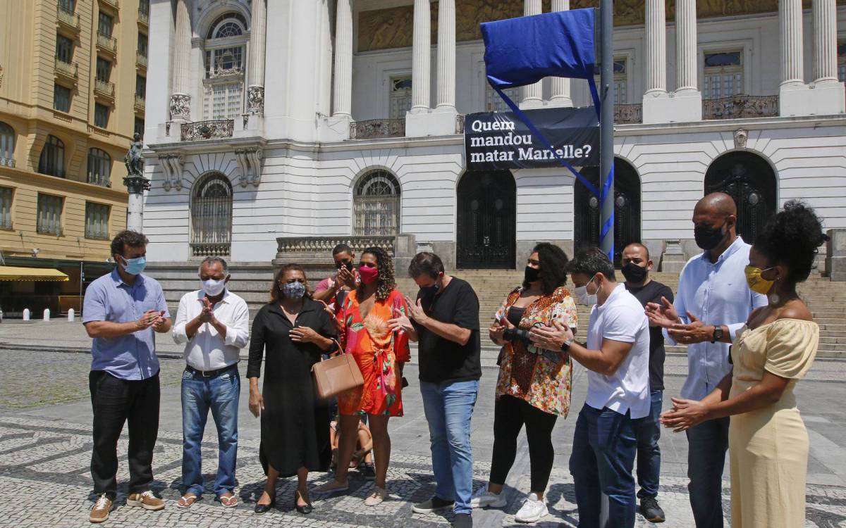 Geral - Prefeito Eduardo Paes, inaugura placa em homenagem a vereadora Marielle Franco, na Cinelancia, centro do Rio. O evento conta com a presen&ccedil;a de politicos e familiares da vereadora assassinada ha tres anos. Entre os presentes estao, a esquerda, o deputado federal, Marcelo Freixo, Antonio Francisco da Silva Neto e Dona Marinete da Silva ( vestido preto e bolsa marrom ), pai e mae de Marielle, Anielle Franco, irm&atilde; da vereadora, o prefeito do Rio, Eduardo Paes, Luyara Santos, blusa estampada e cal&ccedil;a preta, filha da vereadora, o presidente da camara dos veradores, Carlo Caiado ( blusa polo branca e cal&ccedil;a jeans, a direita ), entre outros..