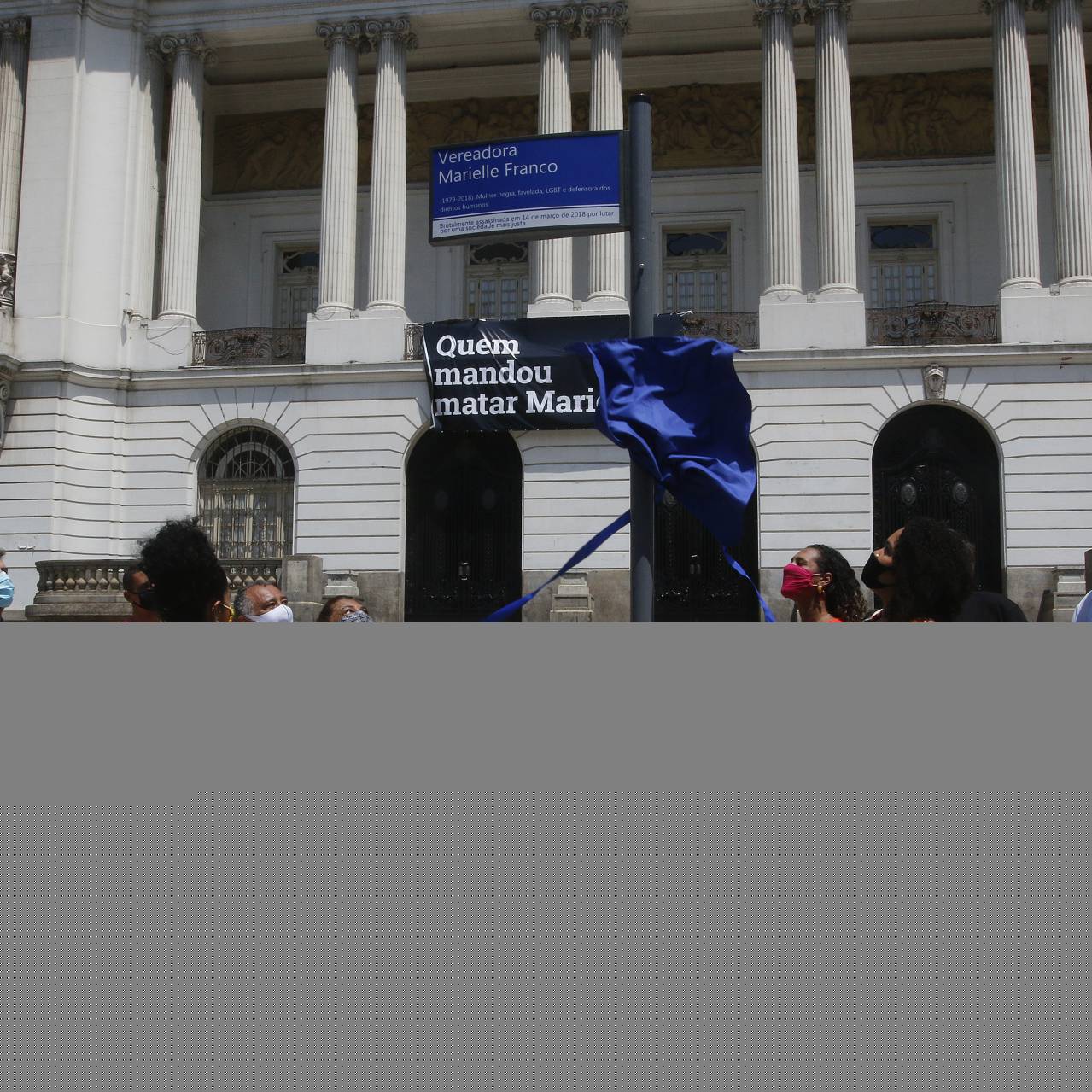 Geral - Prefeito Eduardo Paes, inaugura placa em homenagem a vereadora Marielle Franco, na Cinelancia, centro do Rio. O evento conta com a presen&ccedil;a de politicos e familiares da vereadora assassinada ha tres anos. Entre os presentes estao, a esquerda, o deputado federal, Marcelo Freixo, Antonio Francisco da Silva Neto e Dona Marinete da Silva ( vestido preto e bolsa marrom ), pai e mae de Marielle, Anielle Franco, irm&atilde; da vereadora, o prefeito do Rio, Eduardo Paes, Luyara Santos, blusa estampada e cal&ccedil;a preta, filha da vereadora, o presidente da camara dos veradores, Carlo Caiado ( blusa polo branca e cal&ccedil;a jeans, a direita ), entre outros..