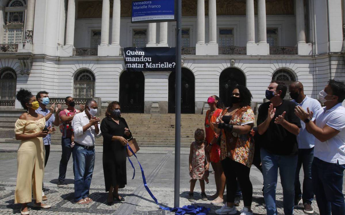 Geral - Prefeito Eduardo Paes, inaugura placa em homenagem a vereadora Marielle Franco, na Cinelancia, centro do Rio. O evento conta com a presen&ccedil;a de politicos e familiares da vereadora assassinada ha tres anos. Entre os presentes estao, a esquerda, o deputado federal, Marcelo Freixo, Antonio Francisco da Silva Neto e Dona Marinete da Silva ( vestido preto e bolsa marrom ), pai e mae de Marielle, Anielle Franco, irm&atilde; da vereadora, o prefeito do Rio, Eduardo Paes, Luyara Santos, blusa estampada e cal&ccedil;a preta, filha da vereadora, o presidente da camara dos veradores, Carlo Caiado ( blusa polo branca e cal&ccedil;a jeans, a direita ), entre outros..