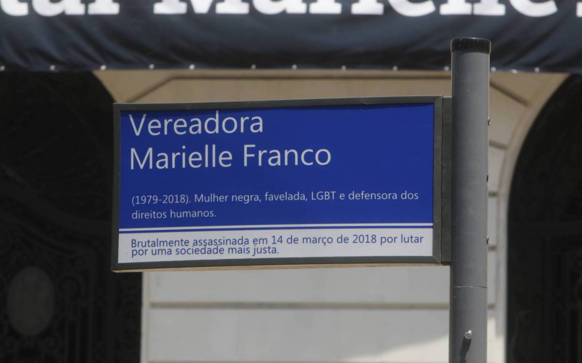 Geral - Prefeito Eduardo Paes, inaugura placa em homenagem a vereadora Marielle Franco, na Cinelancia, centro do Rio. O evento conta com a presen&ccedil;a de politicos e familiares da vereadora assassinada ha tres anos. Entre os presentes estao, a esquerda, o deputado federal, Marcelo Freixo, Antonio Francisco da Silva Neto e Dona Marinete da Silva ( vestido preto e bolsa marrom ), pai e mae de Marielle, Anielle Franco, irm&atilde; da vereadora, o prefeito do Rio, Eduardo Paes, Luyara Santos, blusa estampada e cal&ccedil;a preta, filha da vereadora, o presidente da camara dos veradores, Carlo Caiado ( blusa polo branca e cal&ccedil;a jeans, a direita ), entre outros..