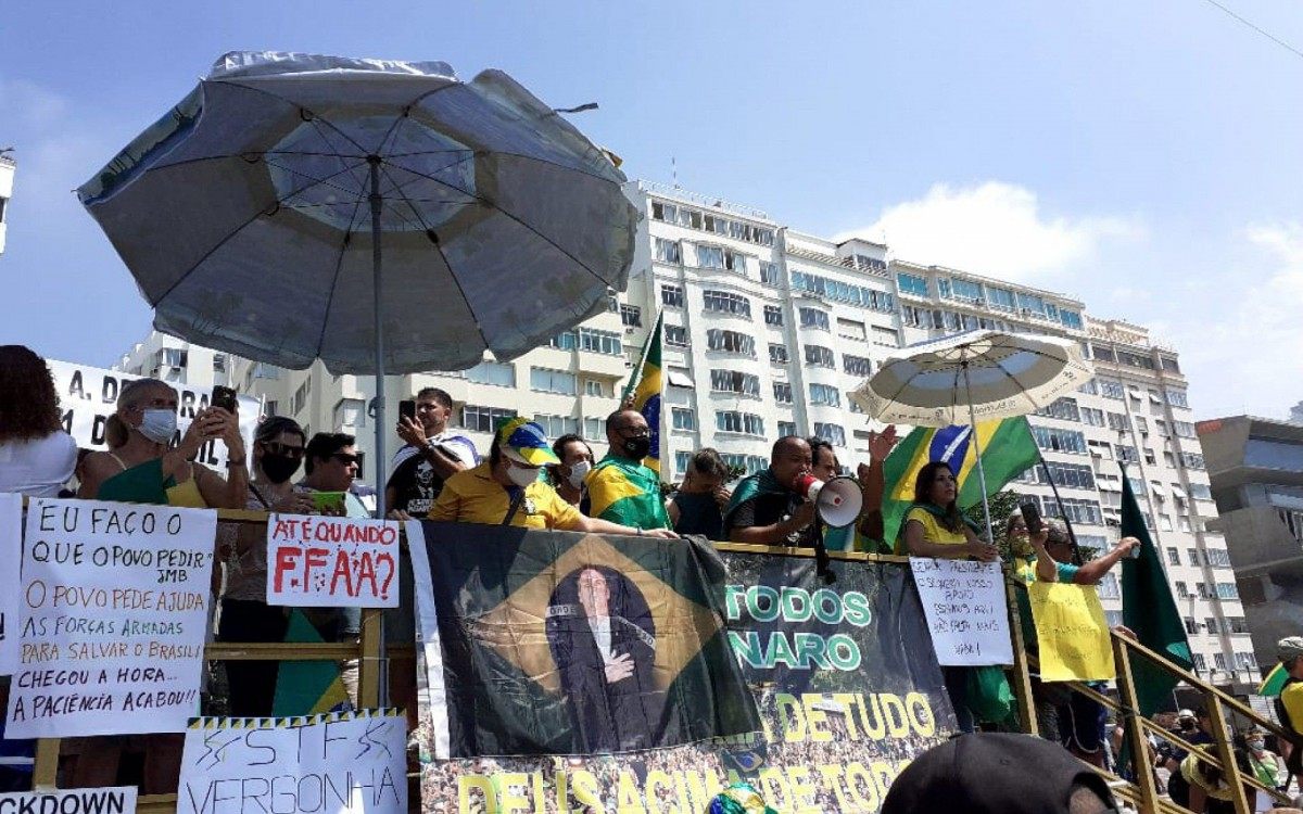 Apoiadores do presidente Jair Bolsonaro também se reuniram na Praia de Icaraí, em Niterói - WhatsApp O DIA (98762-8248)