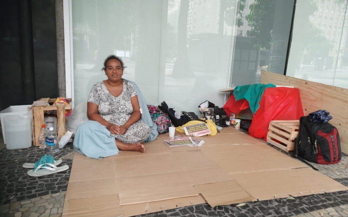 Kelly dos Santos, de 41 anos, est&aacute; nas ruas a mais de uma d&eacute;cada. Ela afirma que recebe durante a pandemia tem recebido doa&ccedil;&otilde;es de m&aacute;scaras e &aacute;lcool em gel