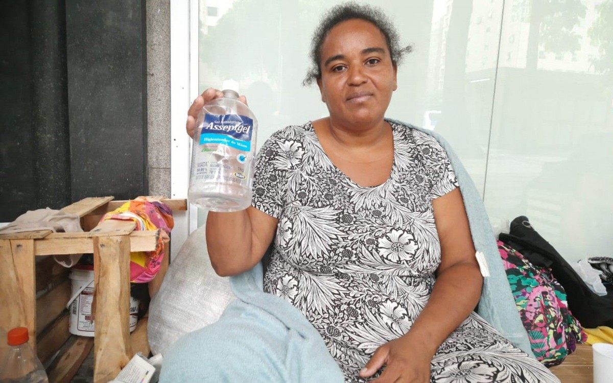 Em foto, Kelly dos Santos mostra a doação de álcool em gel que recebeu de uma carreata pertencente a uma igreja na Lapa. Ela afirma que na medida do possível mantém os cuidados para evitar o contágio pela covid-19 - Jorge Costa / Agência O Dia