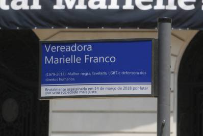 Saiba quem tirou foto sob a placa de Marielle ao passar pela Cinelândia