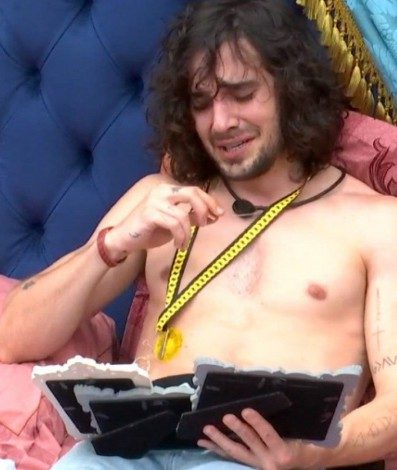 Fiuk chora sozinho enquanto olha para fotos da família - Reprodução / GLoboplay