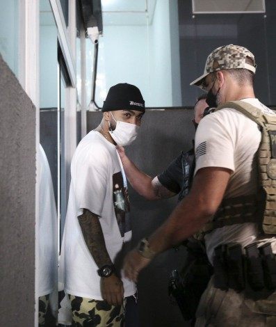 Gabigol e MC Gui s&atilde;o conduzidos pela Pol&iacute;cia Civil ap&oacute;s serem flagrados em cassino clandestino na zona Sul de S&atilde;o Paulo -  Agnews