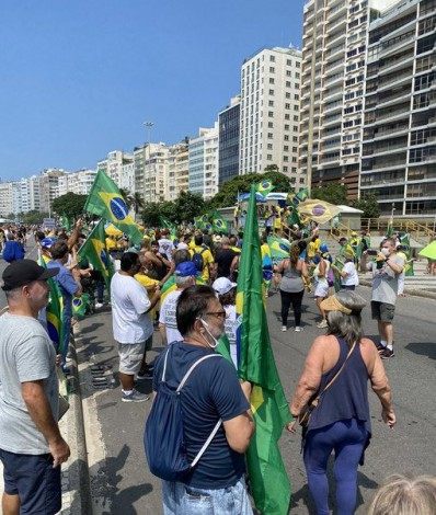 Apoiadores do presidente Jair Bolsonaro também se reuniram na Praia de Icaraí, em Niterói - WhatsApp O DIA (98762-8248)