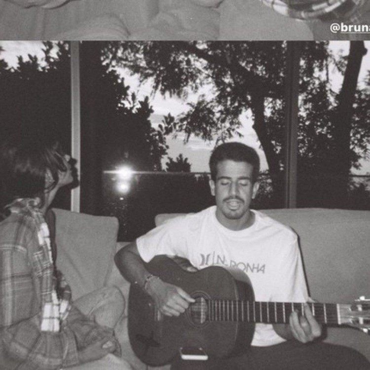 Enzo Celulari marcou Bruna Marquezine no Instagram em cliques dos dois juntos tocando e cantando