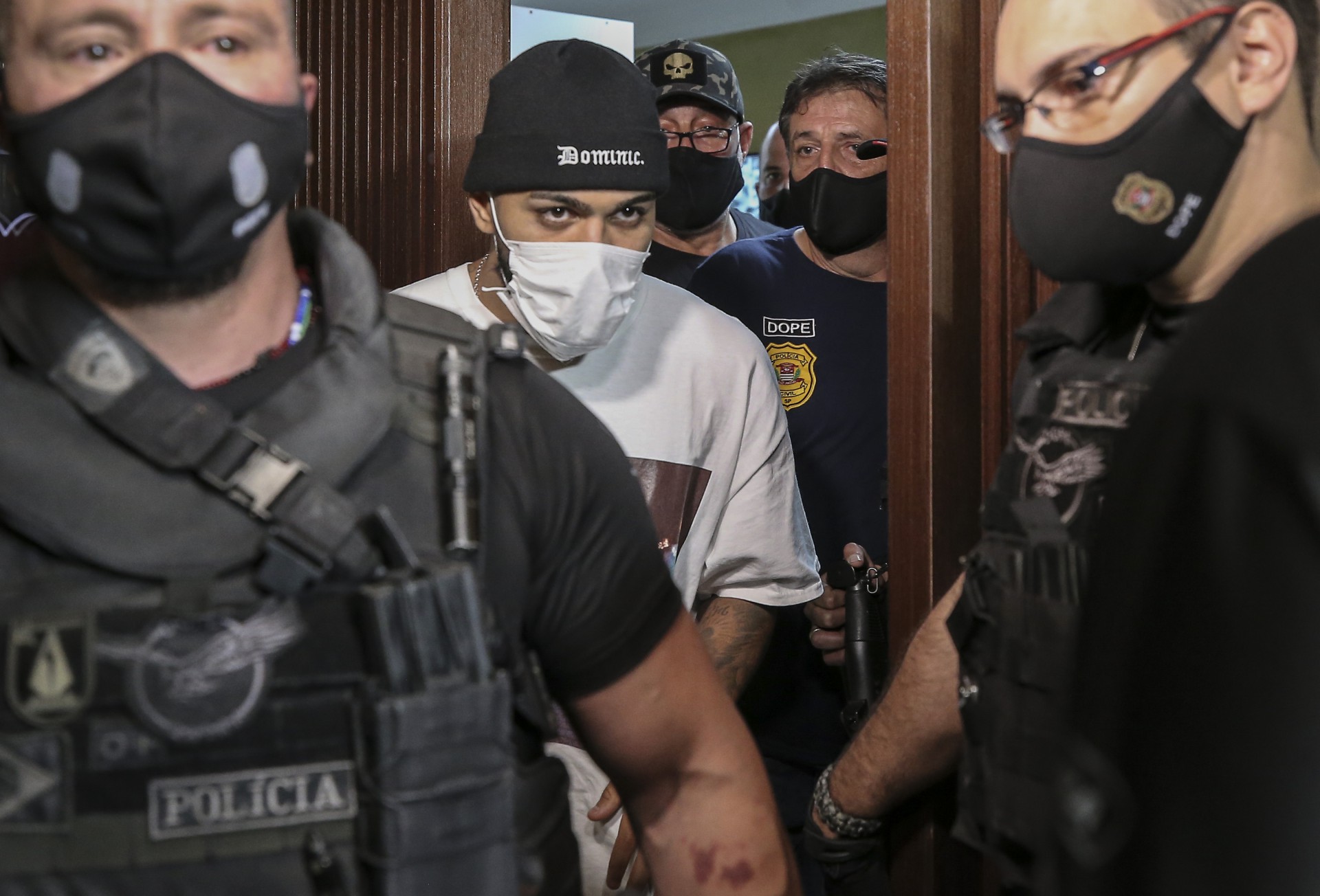 Gabigol e MC Gui s&atilde;o conduzidos pela Pol&iacute;cia Civil ap&oacute;s serem flagrados em cassino clandestino na zona Sul de S&atilde;o Paulo - Paulo Lopes / Agnews