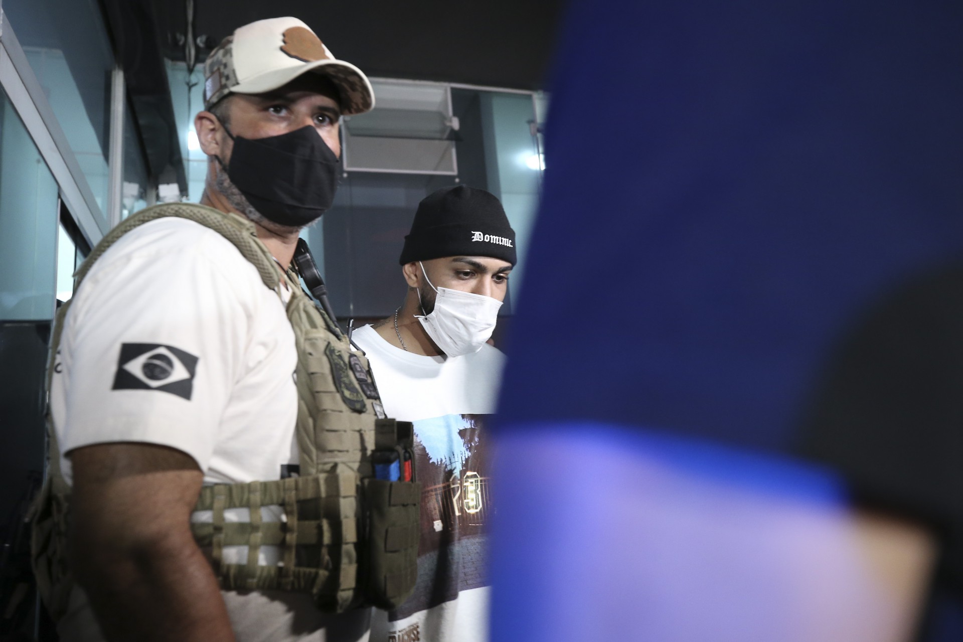 Gabigol e MC Gui s&atilde;o conduzidos pela Pol&iacute;cia Civil ap&oacute;s serem flagrados em cassino clandestino na zona Sul de S&atilde;o Paulo - Paulo Lopes / Agnews
