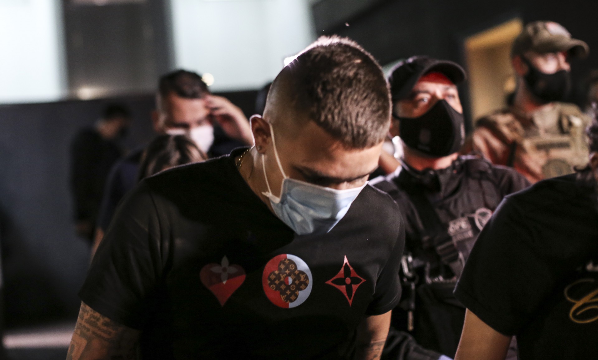 Gabigol e MC Gui s&atilde;o conduzidos pela Pol&iacute;cia Civil ap&oacute;s serem flagrados em cassino clandestino na zona Sul de S&atilde;o Paulo - Paulo Lopes / Agnews