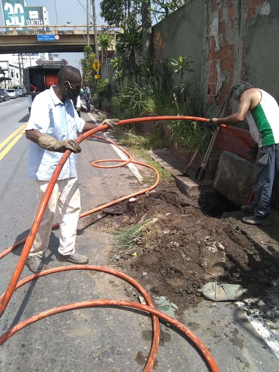 Prefeitura retira quase 400 quilos de resíduos de bueiros na Avenida Getúlio Vargas - Divulgação