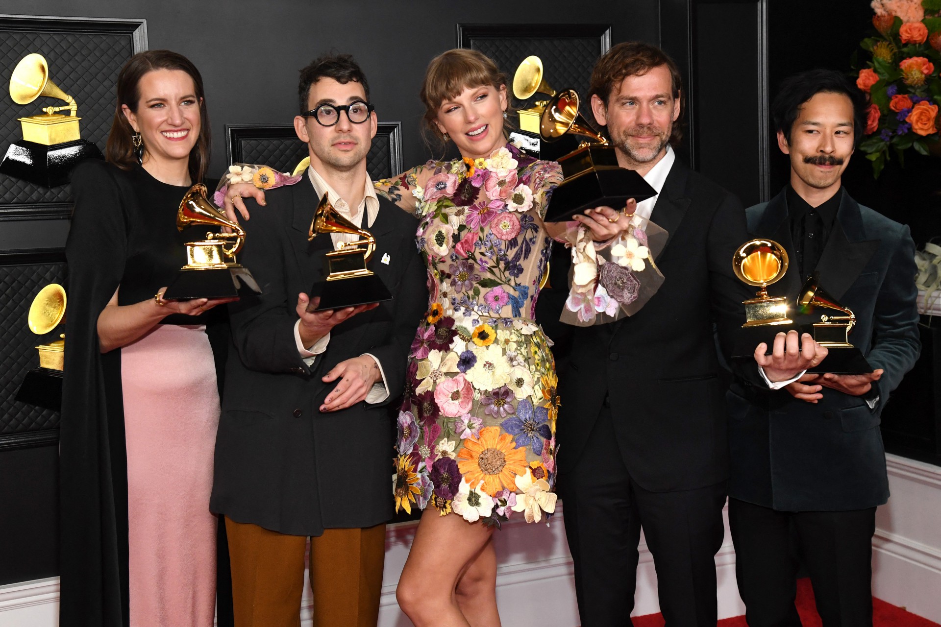 Laura Sisk, Jack Antonoff, Taylor Swift, Aaron Dessner e Jonathan Low - Kevin Winter / The Recording Academy / AFP