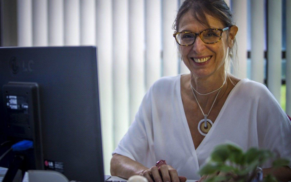 Em home office, assistente social Sandra Helena Lima Polo superou desafio de trabalhar online com idosos - Ricardo Cassiano / Prefeitura do Rio / Divulgação
