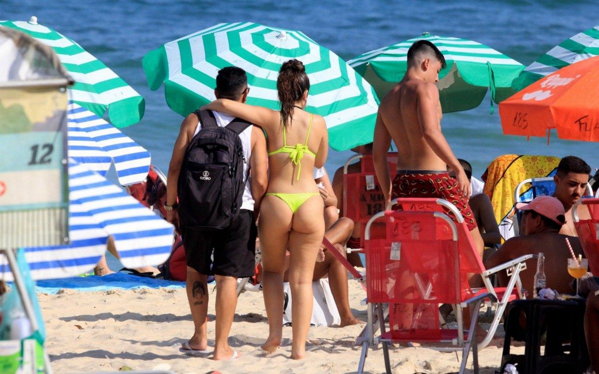 Mel Maia curte domingo de sol na Praia do Leblon, na Zona Sul do Rio