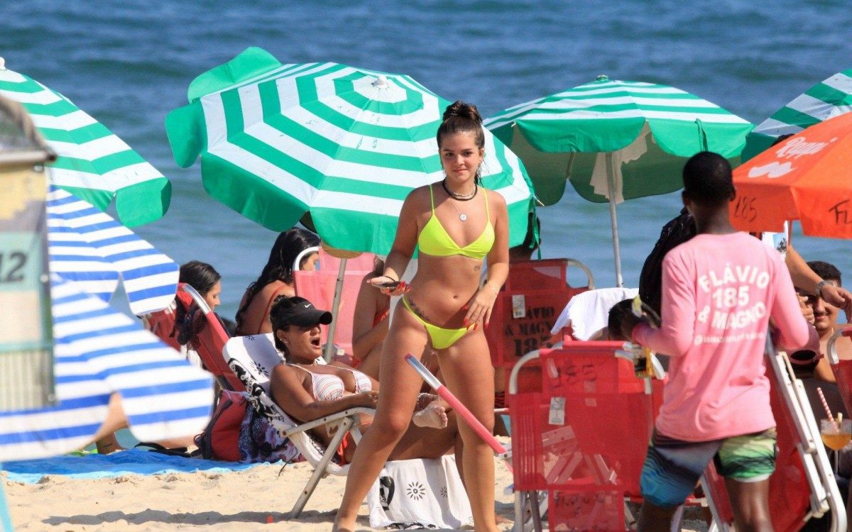 Mel Maia curte domingo de sol na Praia do Leblon, na Zona Sul do Rio