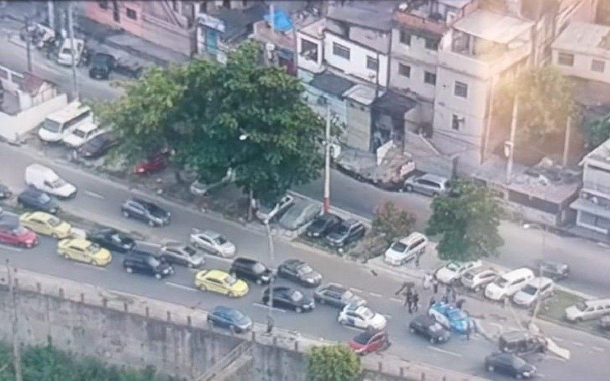 Acidente envolvendo tr&ecirc;s carros de passeio deixa um morto e tr&ecirc;s feridos na Rua Visconde de Niter&oacute;i 