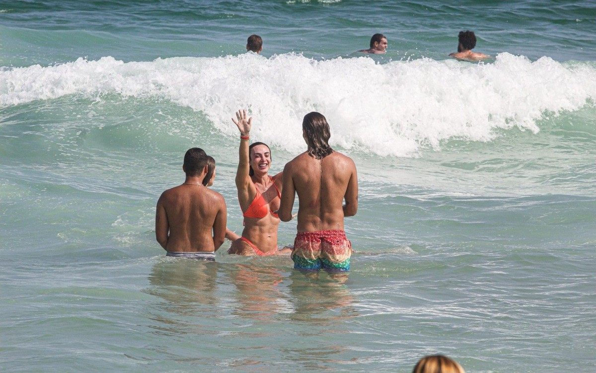 Nicole Bahls se diverte em praia da Zona Oeste do Rio - Fabricio Silva / AgNews