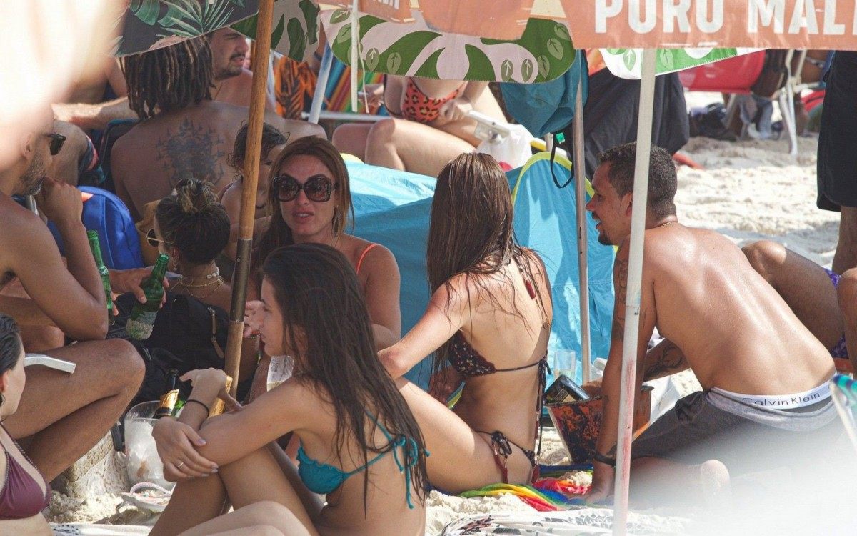 Nicole Bahls se diverte em praia da Zona Oeste do Rio
