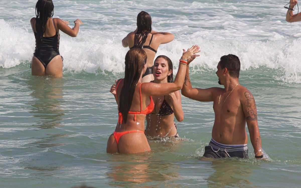 Nicole Bahls se diverte em praia da Zona Oeste do Rio