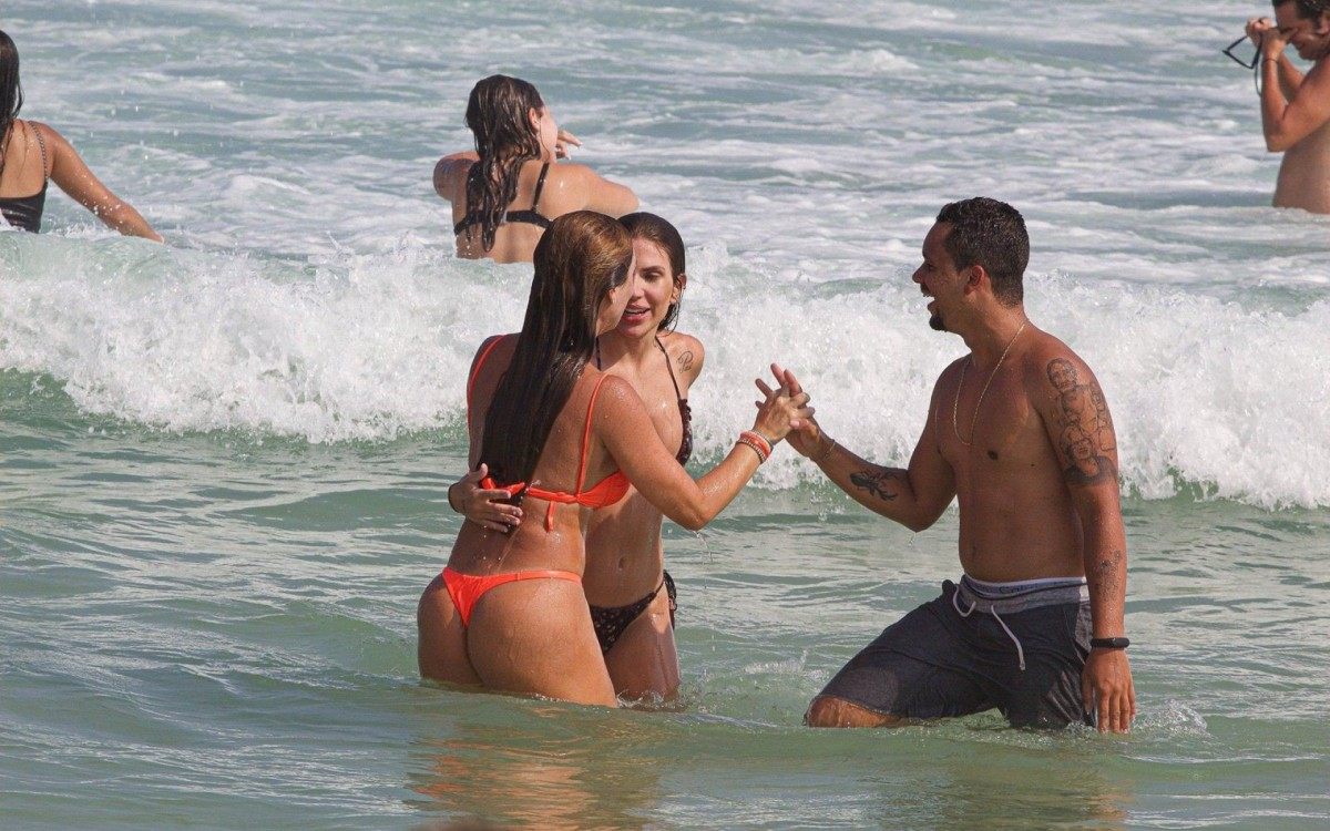 Nicole Bahls se diverte em praia da Zona Oeste do Rio