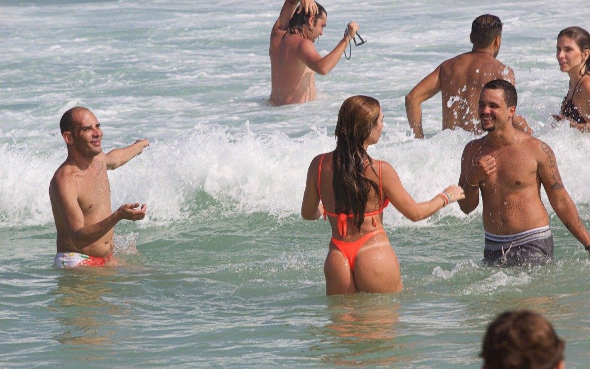Nicole Bahls se diverte em praia da Zona Oeste do Rio