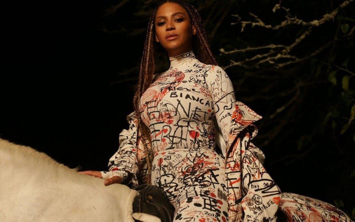 "Quero celebrar ningu&eacute;m menos que quem eu acredito ser a rainha indiscut&iacute;vel do pop e do R&amp;B: Beyonc&eacute; Knowles Carter", continuou