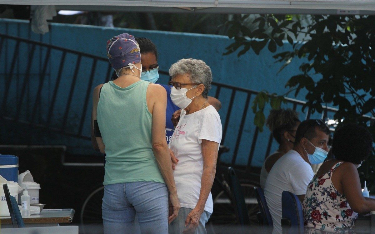 Segunda dose de vacinação. Na foto, a senhora,Maria Aparecida Teresa no Centro Municipal de Saúde, Clementino Fraga, em Vicente de Carvalho. - Estefan Radovicz / Agencia O Dia