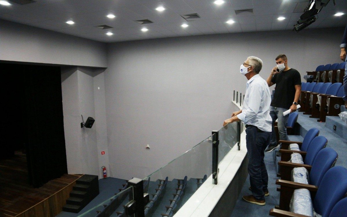 O nome do teatro &eacute; uma homenagem ao saudoso George Savalla Gomes, o Palha&ccedil;o Carequinha, que faleceu em 2006, aos 90 anos 