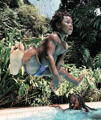 Bruno Gagliasso mostra diversão dos filhos na piscina - Reprodução