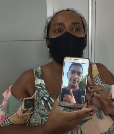 Dona de casa Maria do Carmo segura a fotografia do filho Davi, de 15 anos, que  desapareceu, há 18 dias, após sair de casa na Zona Norte do Rio  - Arquivo Pessoal 