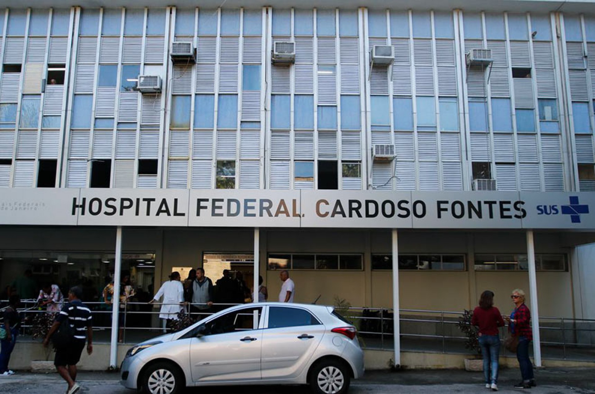 Servidores que atuam na linha de frente de hospital federal no Rio dizem que ainda n&atilde;o foram vacinados