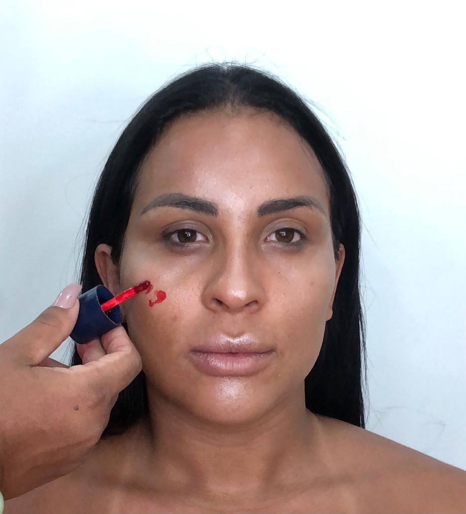 2- A tendência dos últimos anos é a pele quanto mais aparentar natural melhor! Por isso, usamos o liptint como como blush e neutralizante de manchas. Aplicar logo após o prime. - Divulgação
